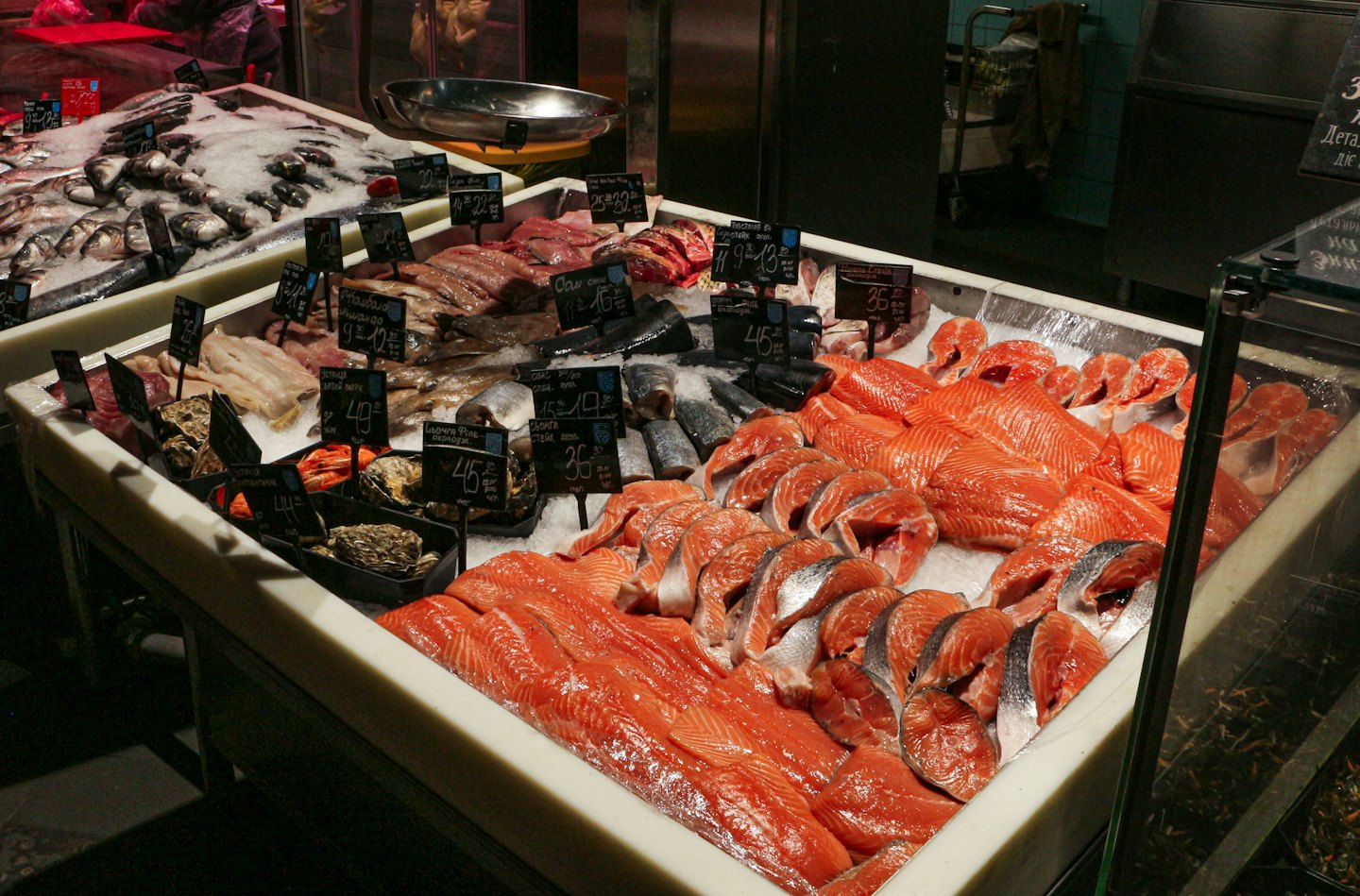 Pesce fresco e frutti di mare esposti sul ghiaccio in un mercato.